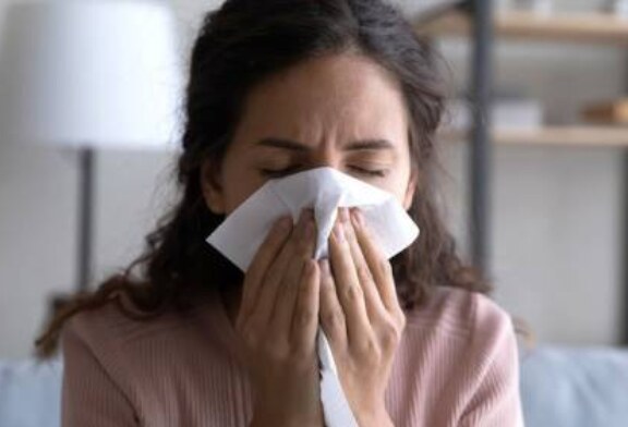 В Великобритании ученые предположили, что обычная простуда может защитить от COVID-19