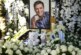 «Бросаются на крест, ложатся на венки»: поклонники Шатунова устроили дискотеку на кладбище | Корреспондент