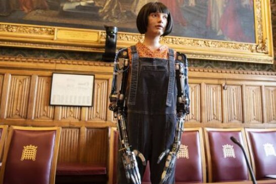 Робот-художница напугала британскую палату лордов