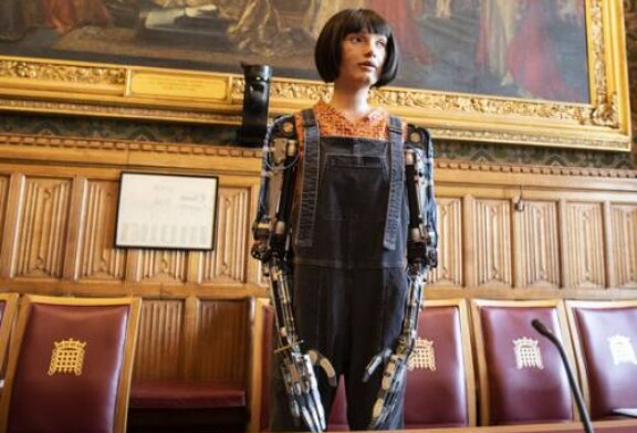 Робот-художница напугала британскую палату лордов