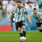 Месси побил рекорд Марадоны, арбитр отменил три гола Аргентины