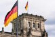 DPA: 81-летний мужчина на авто врезался в бетонное ограждение офиса канцлера Германии Шольца